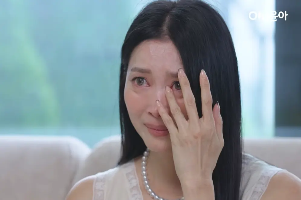 오윤아 유튜브에서 눈물 흘리고 있는 장면