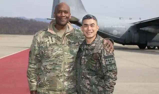 제이비어 브런슨(왼쪽) 한미연합사령관과 강신철 연합사 부사령관(現 국방부장관 후보자)