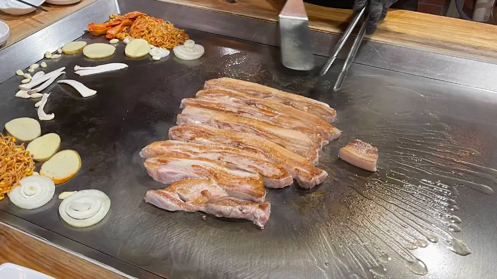 부산 그날이후불타는삼겹살 메뉴 불판 사진